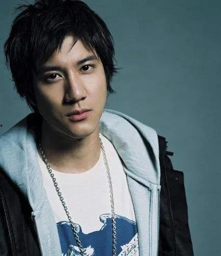 明星得病案例,勇敢面对病魔的星光故事